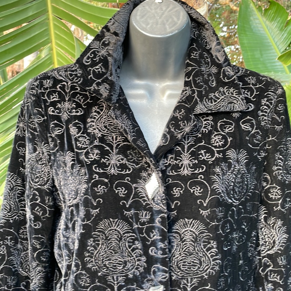 Aris , a burnout, silk velvet tapestry jacket or opera coat with jeweled buttons - Picture 3 of 10